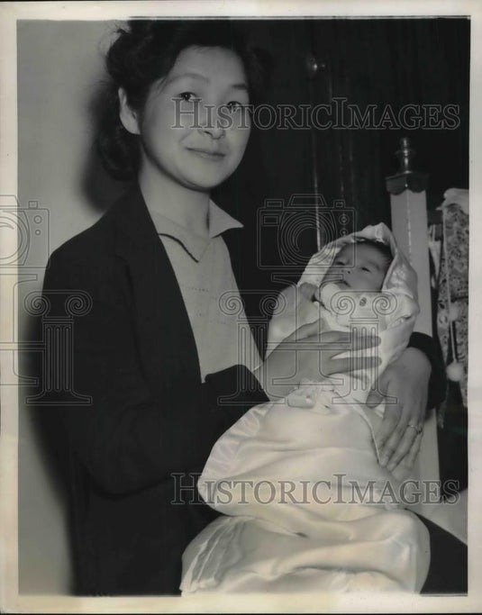 1939 Press Photo Mrs Juro Walanabe & New Baby Arriving in New York - Historic Images