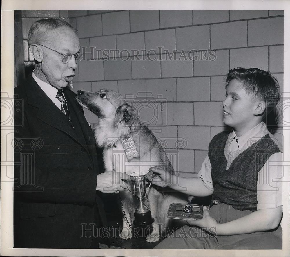 1949 Press Photo Leeds Johnson with Michael Lypen at pet show - Historic Images