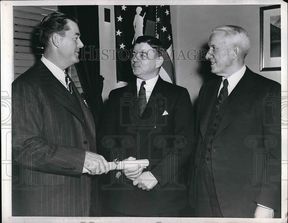 1943 Press Photo Robert Hennegan, Daniel bell, W. Helvering - Historic Images