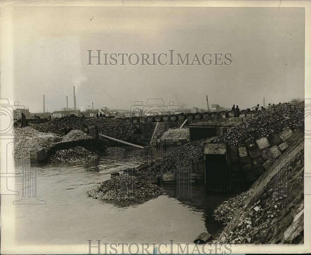 1927 Press Photo Central Dumping ground of broken bottles in Paris, France - Historic Images