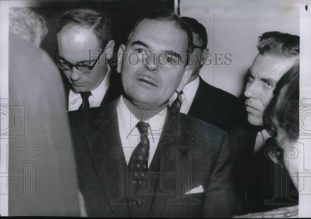 1956 Press Photo Gov.Thomas E.Dewey of N.Y. talked with reporters. - Historic Images