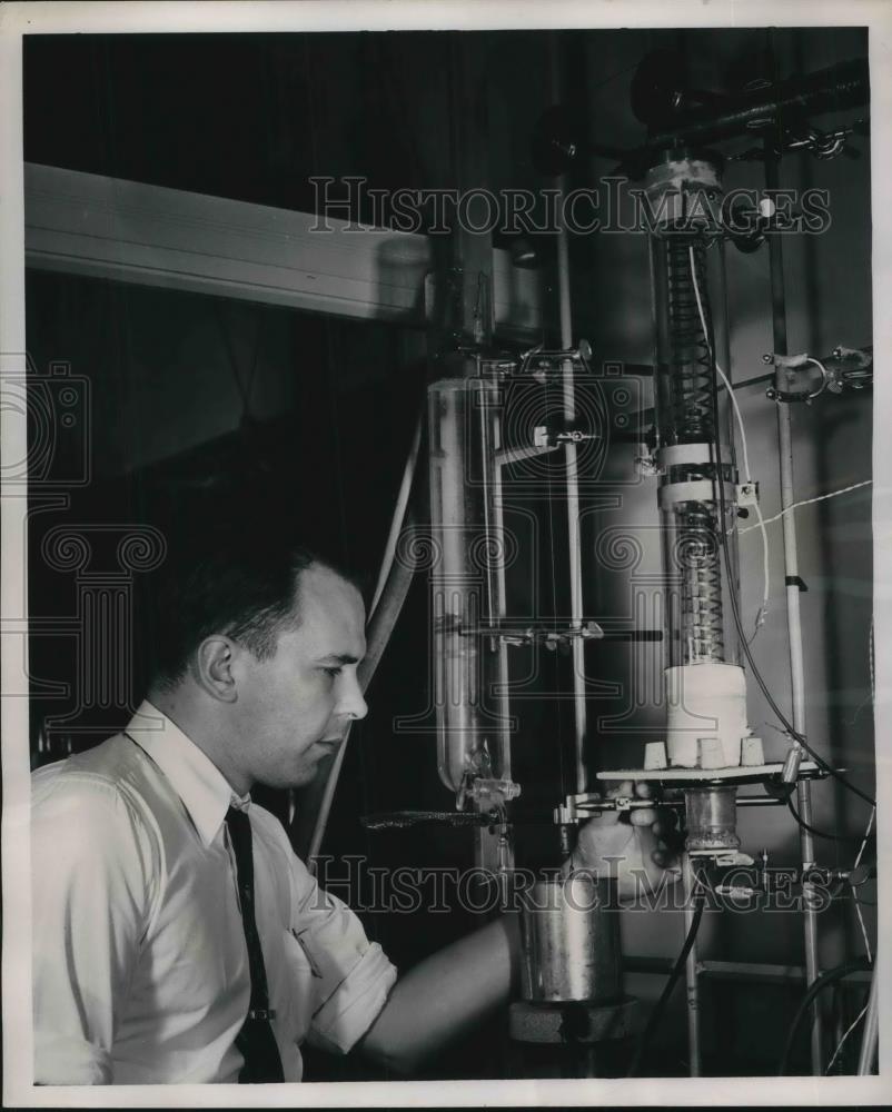 1953 Press Photo General Electric Research Laboratory Chemist - Historic Images