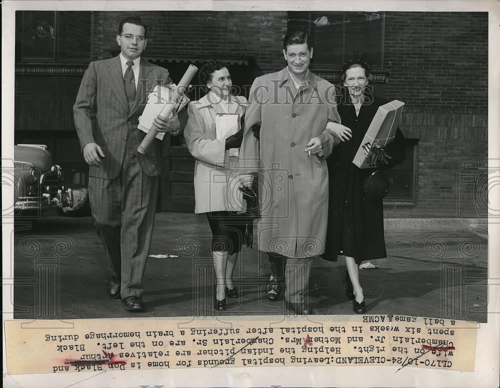 Press Photo Cleveland Indians Pitcher Don Black Leaving Hospital With Family - Historic Images