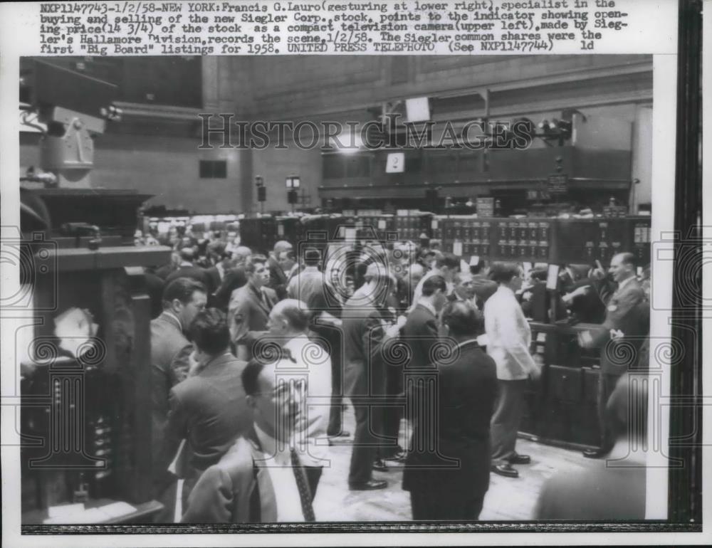 1958 Press Photo Francis G Lauro Sells Siegler Corp Stock - Historic Images