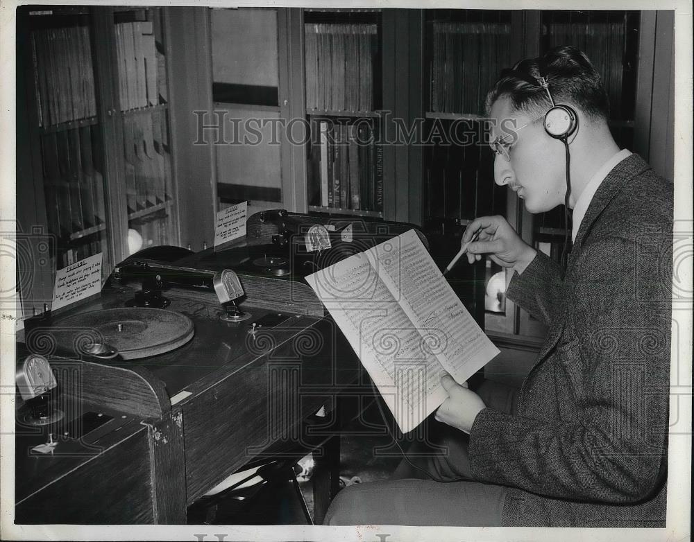 1942 Press Photo Mr. Jankus working in Music library - Historic Images