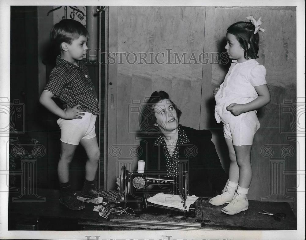 1941 Press Photo Helen Dawson at sewing school with R Jenova,A Romano - Historic Images