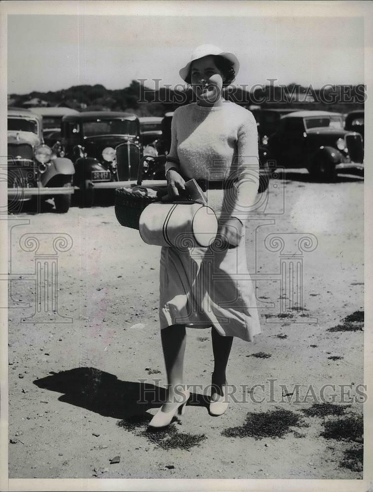 1934 Press Photo Hannah Locke, daughter of Mr. &amp; Mrs. Robert C. Locke, snapped - Historic Images