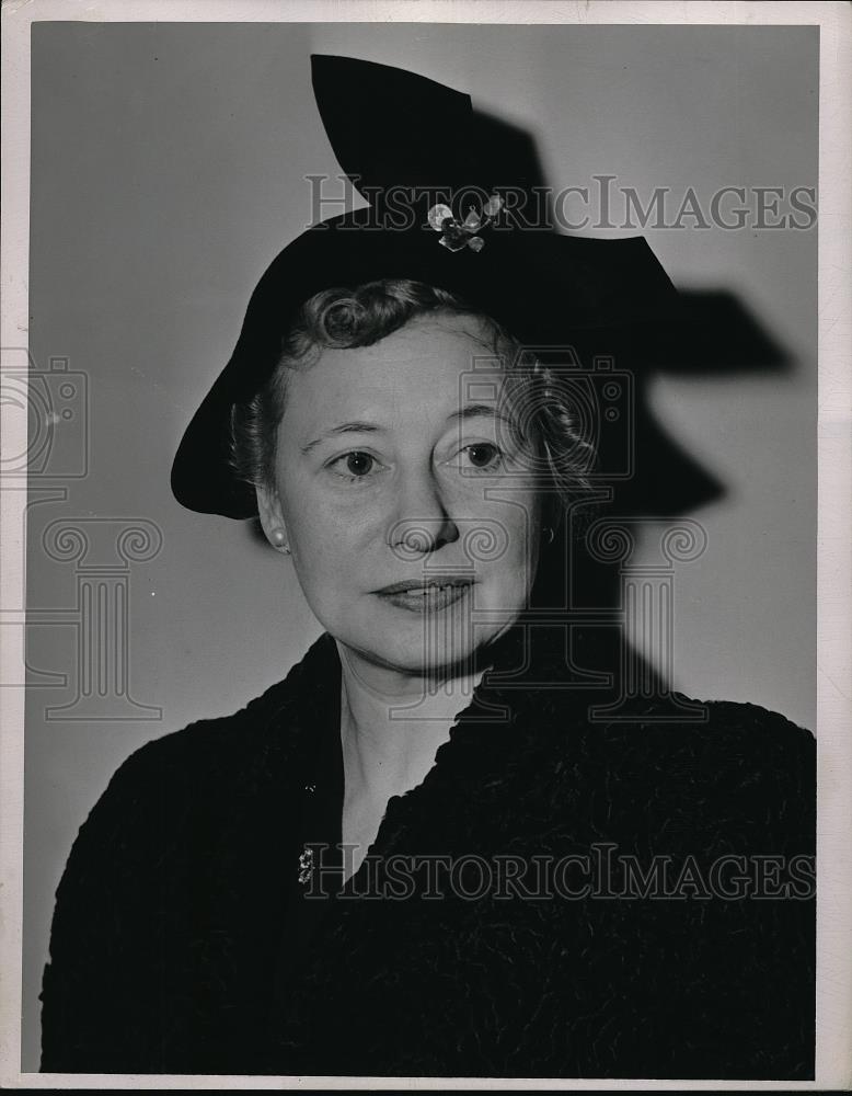 1950 Press Photo Mrs. Robert F. Black posing for photo - Historic Images