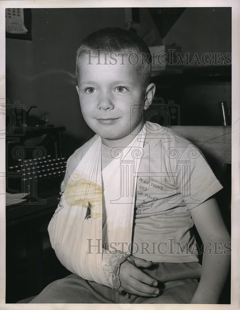 1947 Press Photo Roger Gue at Massillon City Hospital Saw Baby Killer - Historic Images