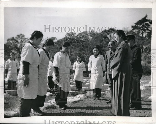 1946 Press Photo Empress of Japan thanks volunteers from Saetama Normal School - Historic Images