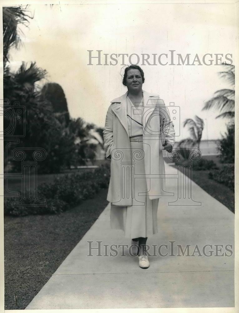 1937 Press Photo Mrs. Bernarr MacFadden walking for exercise. - Historic Images