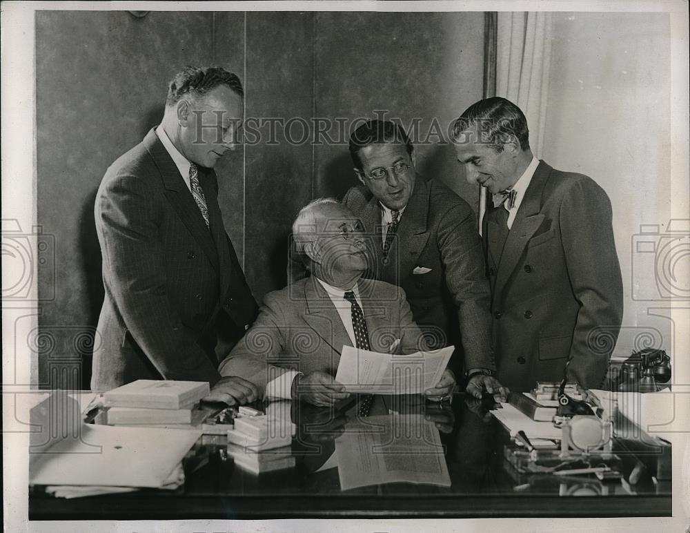 1935 Press Photo James Washburne, Million Dollar Candy Corp Head With Officers - Historic Images