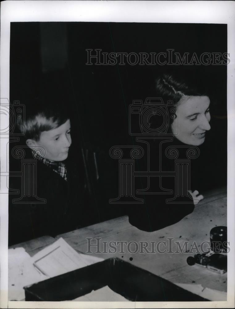 1942 Press Photo Mrs L Devin registers for war work in England with son Dennis - Historic Images