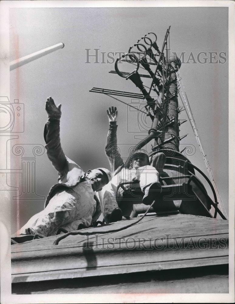 1969 Press Photo workers waving at Union Terminal - Historic Images