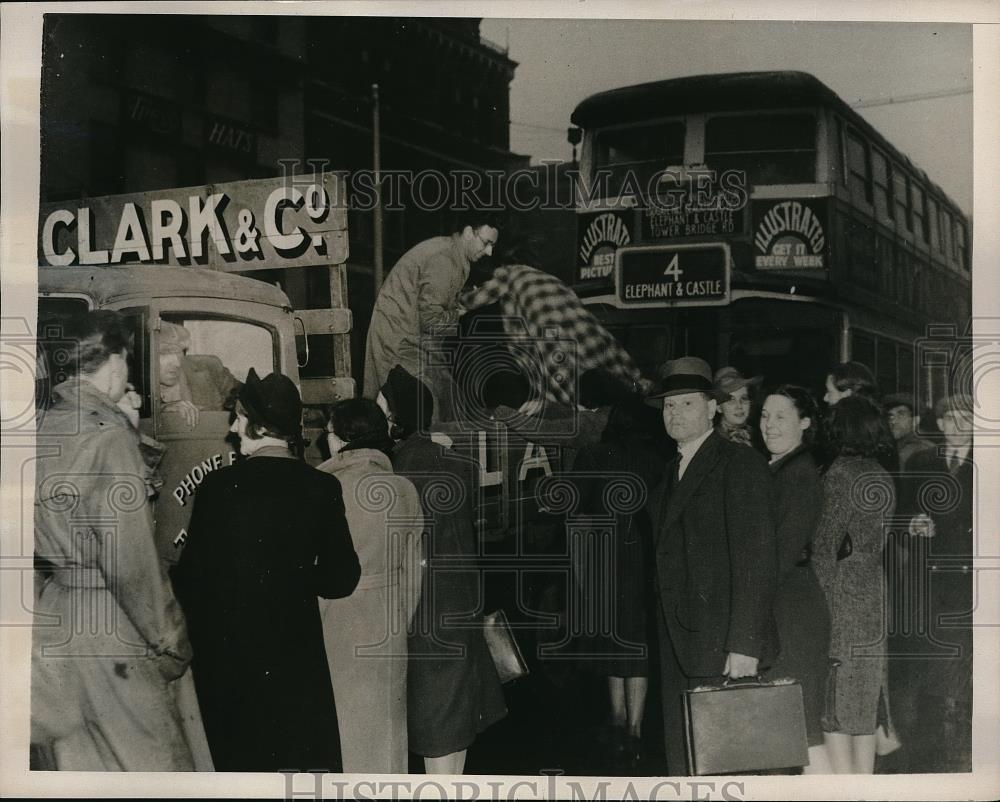 1940 Press Photo Crowded Bus Being Held Up By People Climbing In Obliging Truck - Historic Images