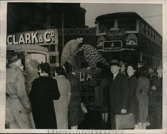 1940 Press Photo Crowded Bus Being Held Up By People Climbing In Obliging Truck - Historic Images