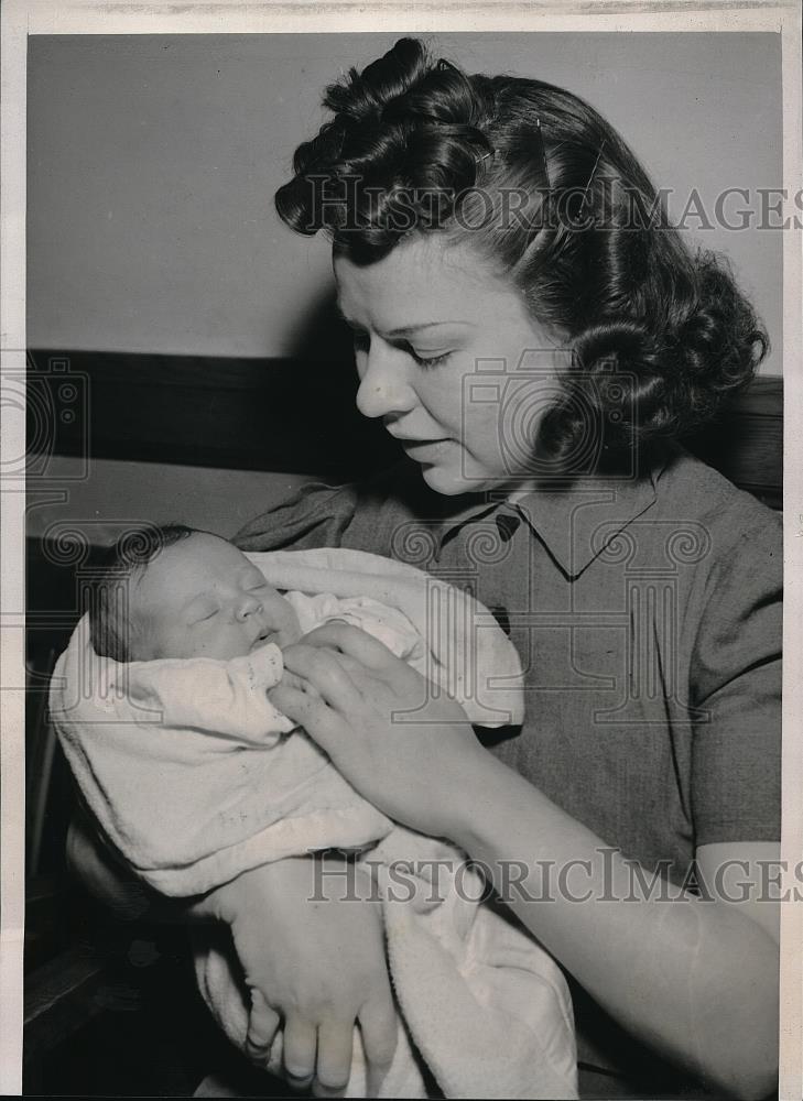 1940 Press Photo Mother Ethel Patie &amp; Baby Carole Ann Wins Custody - Historic Images