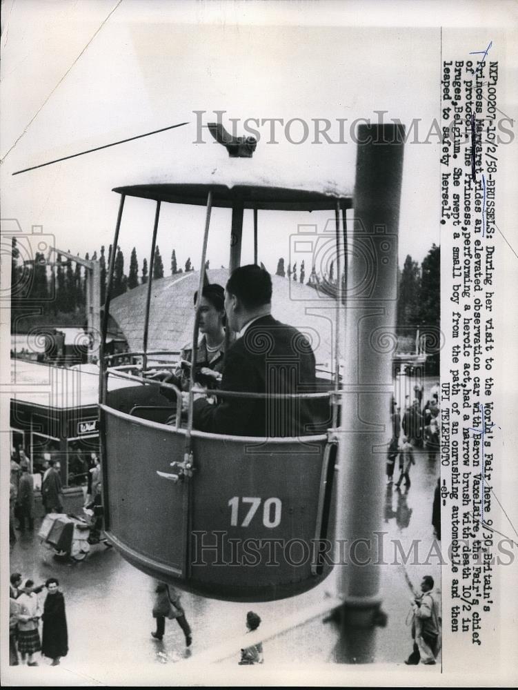 1958 Press Photo Princess Margaret at World&#39;s Fair in Observation Car - Historic Images