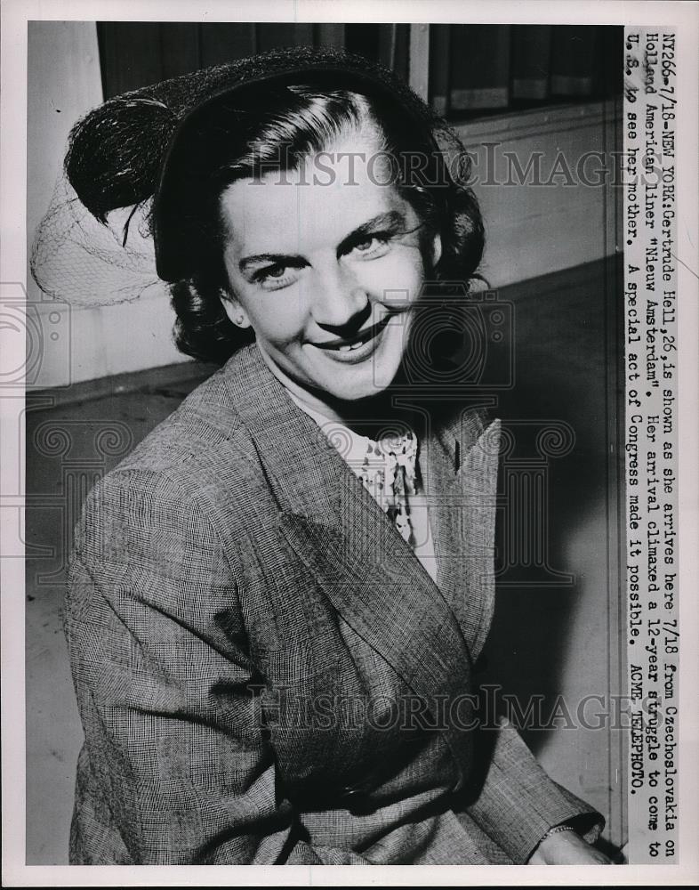 1951 Press Photo Ms. Gertrude Hell, Czech arrives to see mom in NYC - Historic Images