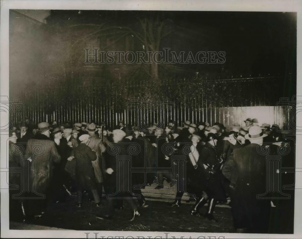 1934 Press Photo French police disperse demonstrators in Paris - Historic Images