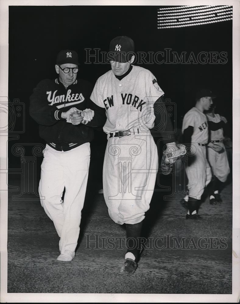 1951 Press Photo Jerry Coleman 2nd Baseman Yankees Injured During Indians Game - Historic Images