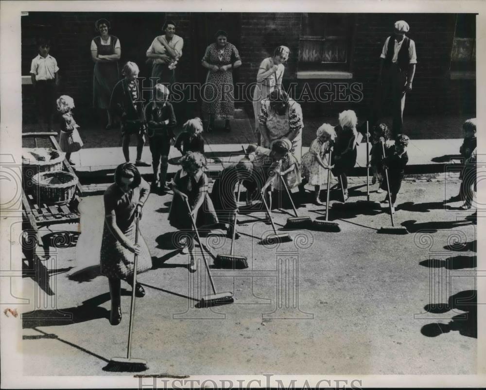 1939 Press Photo Youngsters In London&#39;s Wandsworth Chip In To Street Sweep - Historic Images