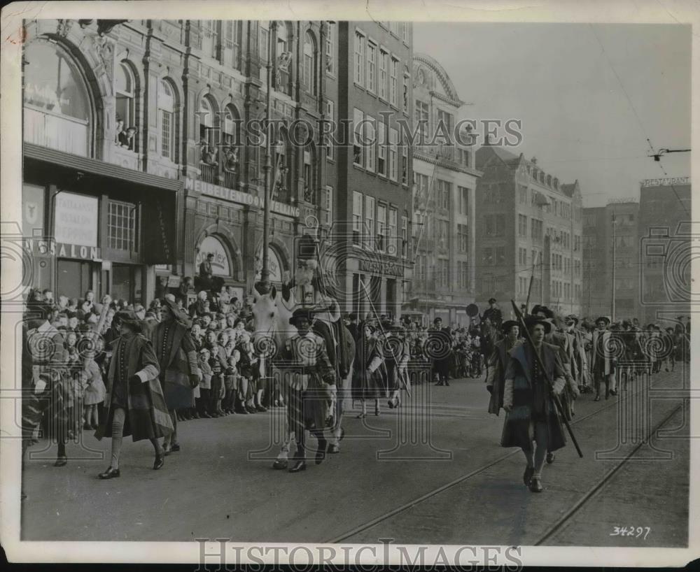 1956 Press Photo St. Nicholas Eve Celebration in Amsterdam - Historic Images