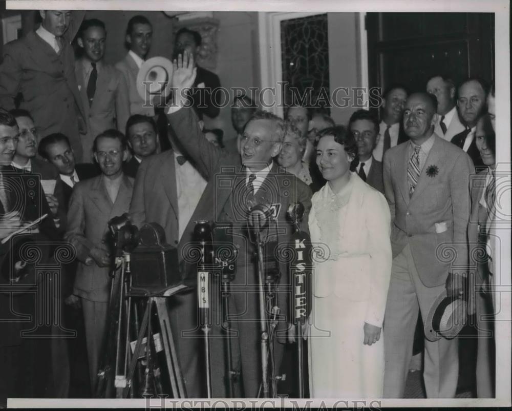 1936 Press Photo Governor Alf Landon and Wife Talk Press Presidential Nomination - Historic Images