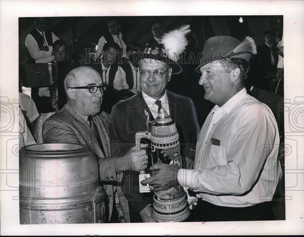 Press Photo Carl Heintel &amp; October Fest Chairman &amp; William Brockhoff Winner - Historic Images