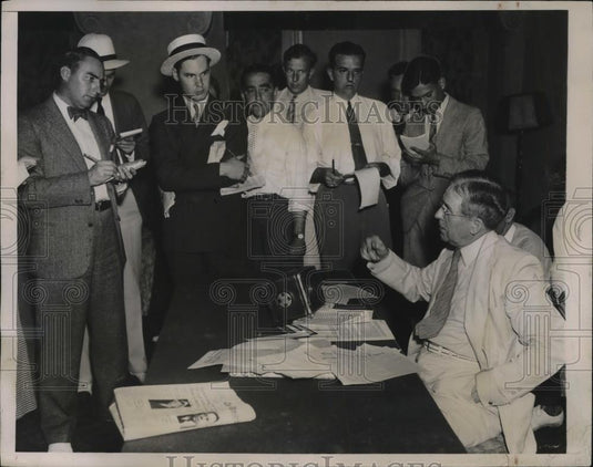 1935 Press Photo Ex Asst Sec of Commerce E.Y. Mitchell & reporters in D.C. - Historic Images