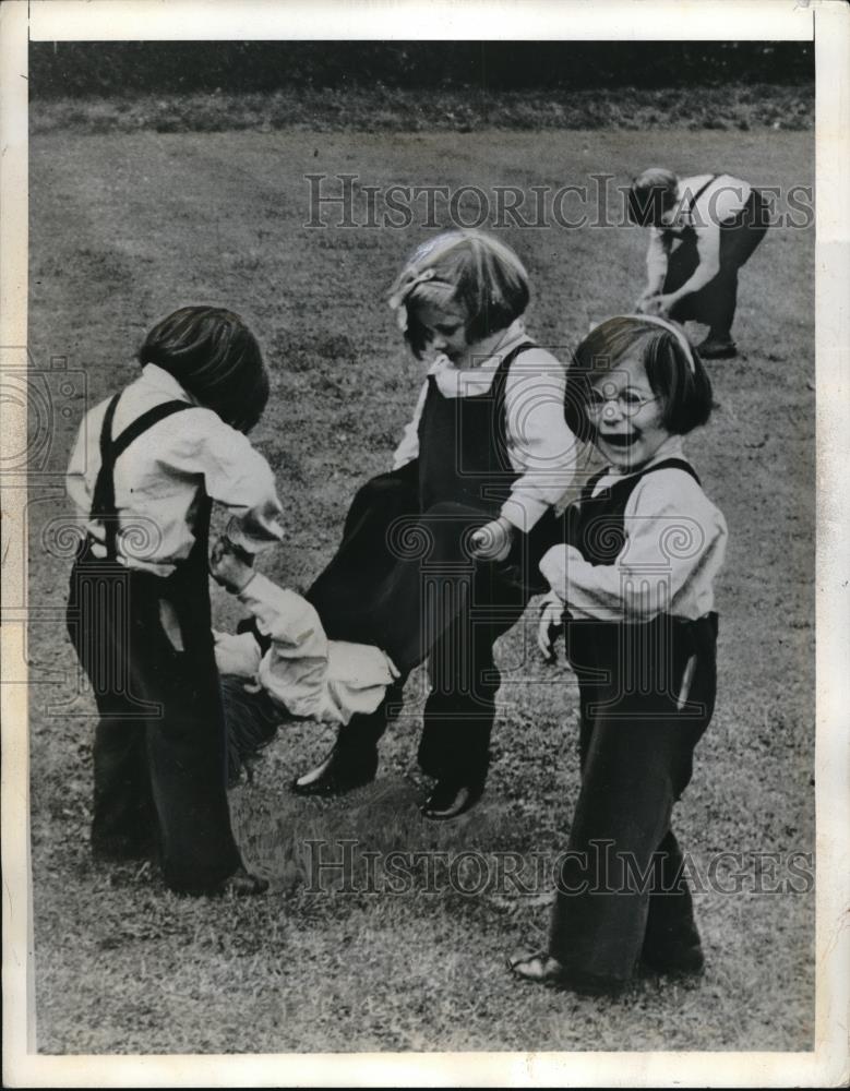 1942 Press Photo Children at play in England in Foster Parent plan - Historic Images