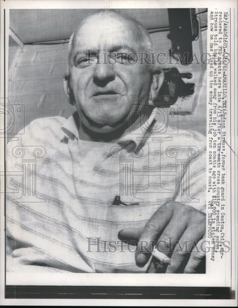 1962 Press Photo Amarillo, Tx Judson Strauss, ex bank guard surrenders to FBI - Historic Images