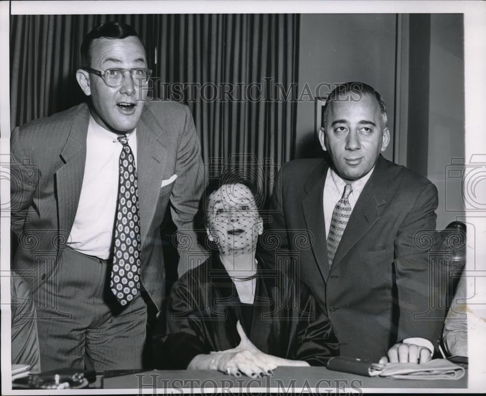 1955 Press Photo Mrs.Marion Thorne with her Atty. attending deposition hearing. - Historic Images