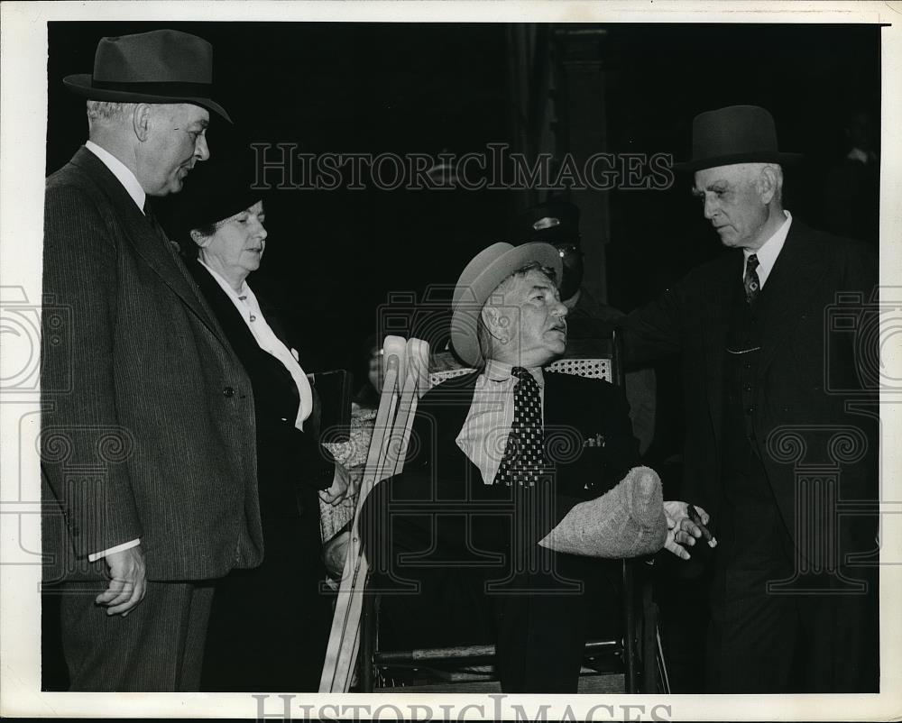 1941 Press Photo Senators' comedian coach Nick Altrock recups from broken leg - Historic Images