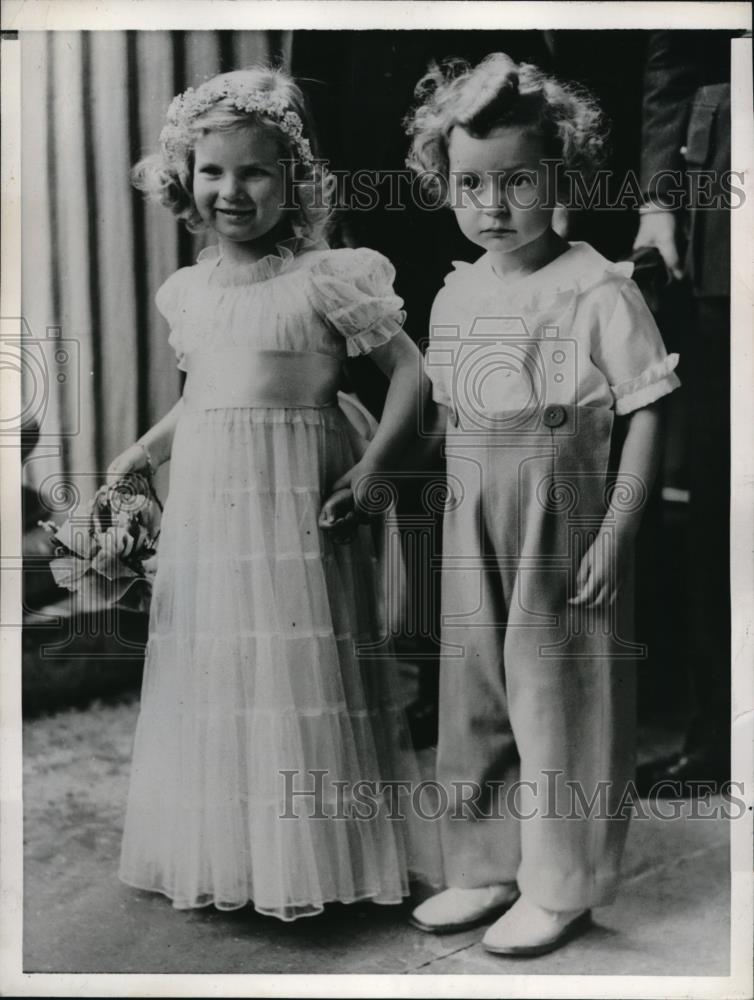 1944 Press Photo Little flower girl Zara Eva Peroy w/ her partner Robert Graham - Historic Images