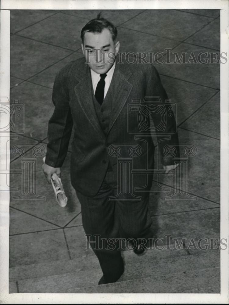 1944 Press Photo Prescott Dennett Soldier Defendant in Civilian Clothing - Historic Images