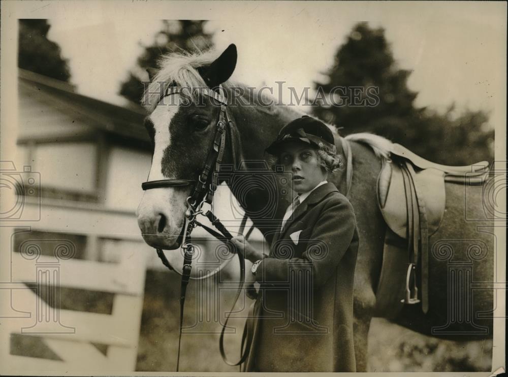 1926 Press Photo Meroe Flint with &quot;Buster&quot; at Newport Society Horse Show - Historic Images