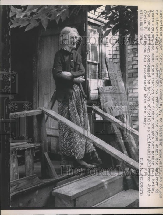 1961 Press Photo Mrs Anna Schimdt Age May Have to Leave Home Due to No Utiities - Historic Images