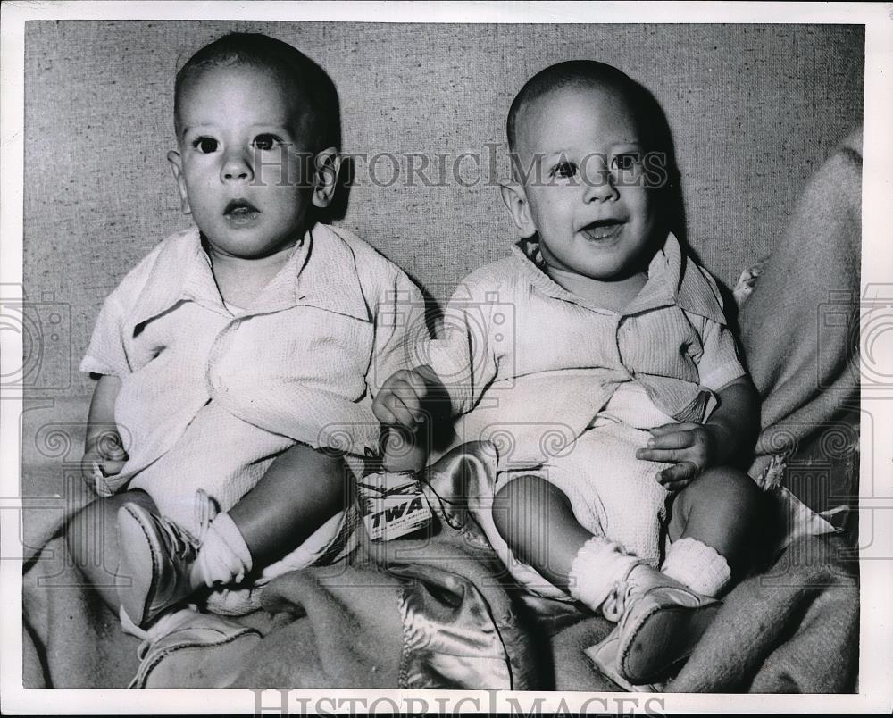 1955 Press Photo twin brothers Wayne Allen and Warren Raymond Frost visit NY - Historic Images