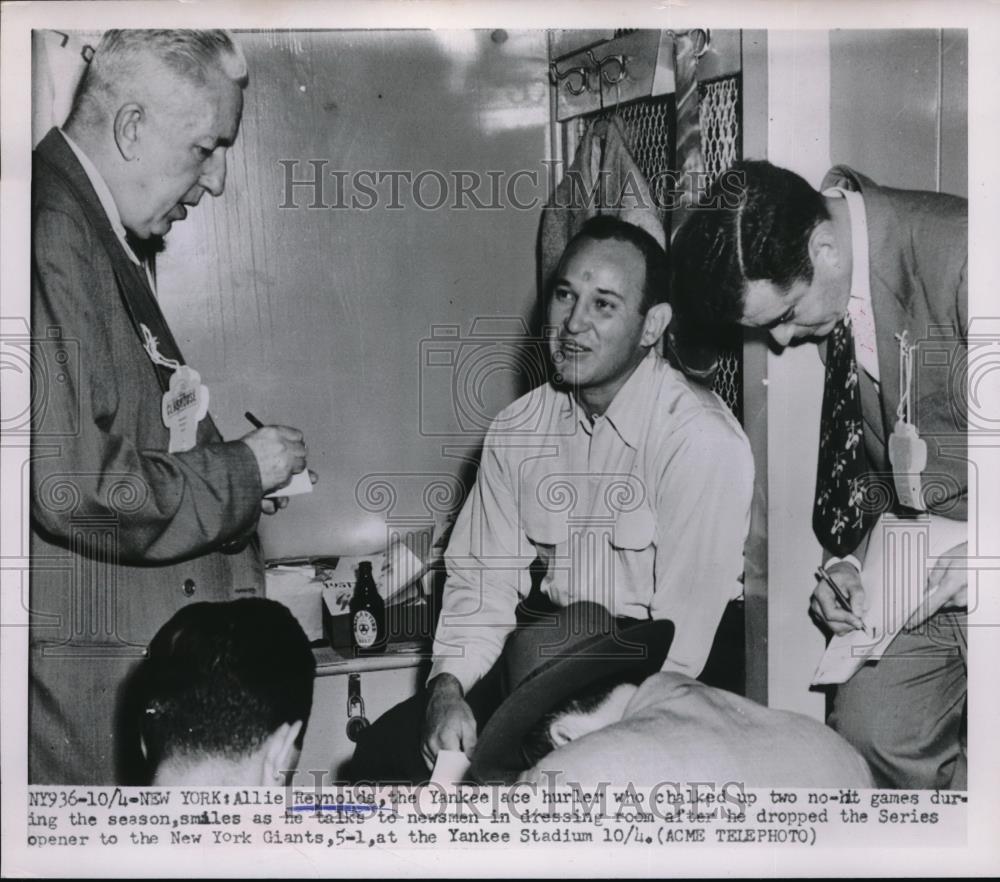 1951 Press Photo Allie Reynolds Yankees ace Hurler talks to newsmen - Historic Images