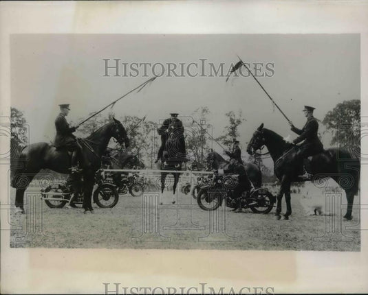 1935 Press Photo Mounted & Motorcycle Police Give Spectacular Display England - Historic Images