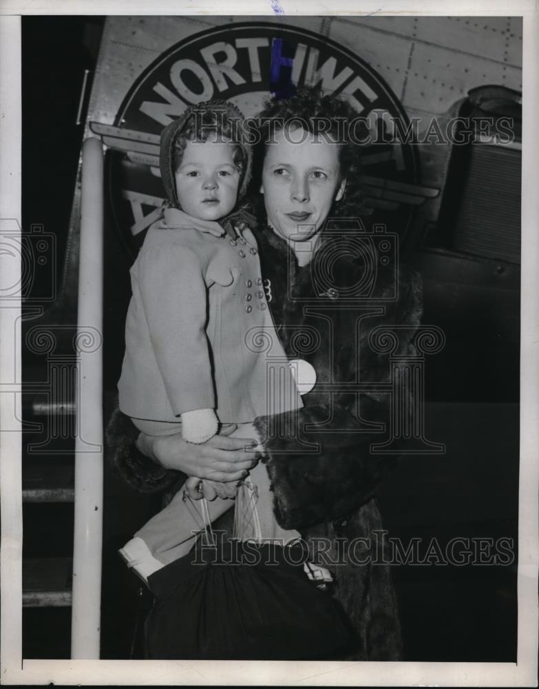 1945 Press Photo Judy Hackman w/ her mother Mrs. Henry Hackman adter they landed - Historic Images