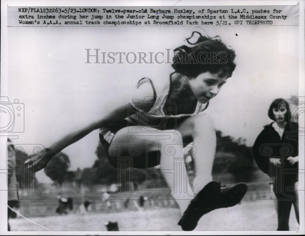 1960 Press Photo Barbara Huxley Junior Long Jump - Historic Images