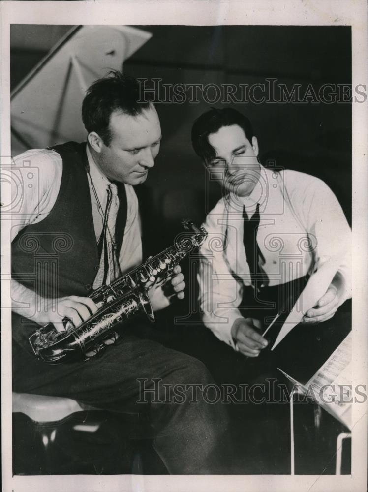 1937 Press Photo Red Ruffing Pitcher New York Yankees Taking Saxophone Lessons - Historic Images