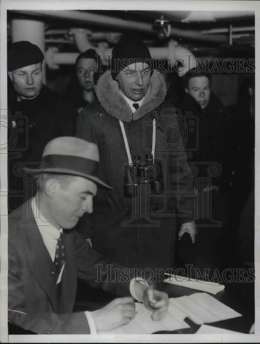 1934 Press Photo Edward W Wunch Being Interviewed Following Return of Destroyer - Historic Images