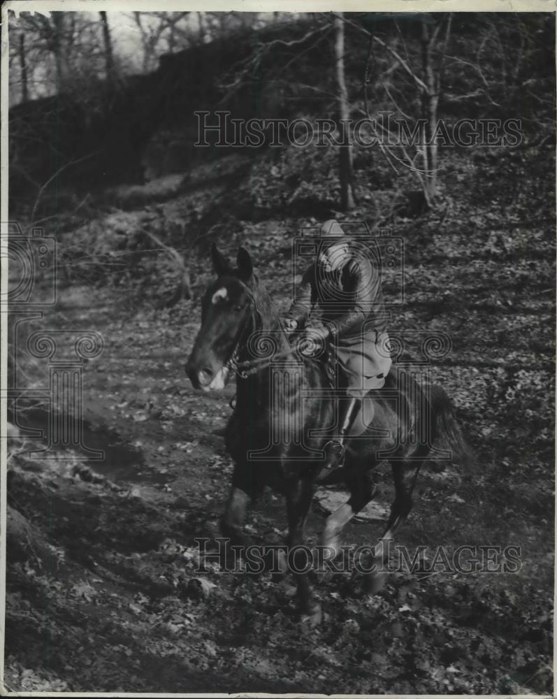 1936 Press Photo Goo Landon on horse - Historic Images