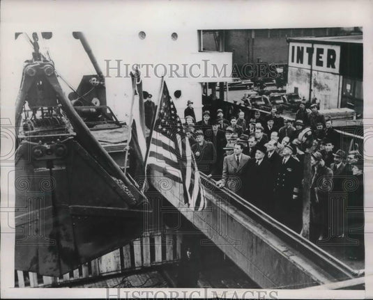 1948 Press Photo Mayor FJ Oud & Charles Colter Chief of CARE Mission with Coal - Historic Images