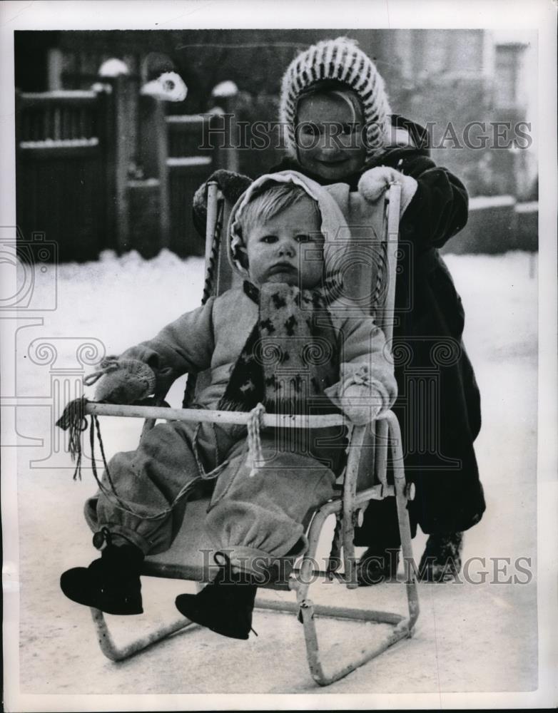 1950 Press Photo England Children in a high chair made a fine sleigh. - Historic Images