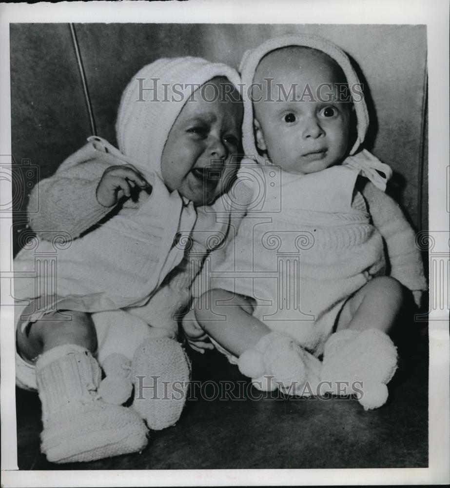 1949 Press Photo Kelly Twins, Michael &amp; Alfred Worn Out &amp; Fussy By Long Trip - Historic Images