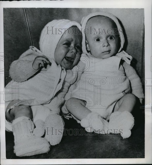 1949 Press Photo Kelly Twins, Michael & Alfred Worn Out & Fussy By Long Trip - Historic Images